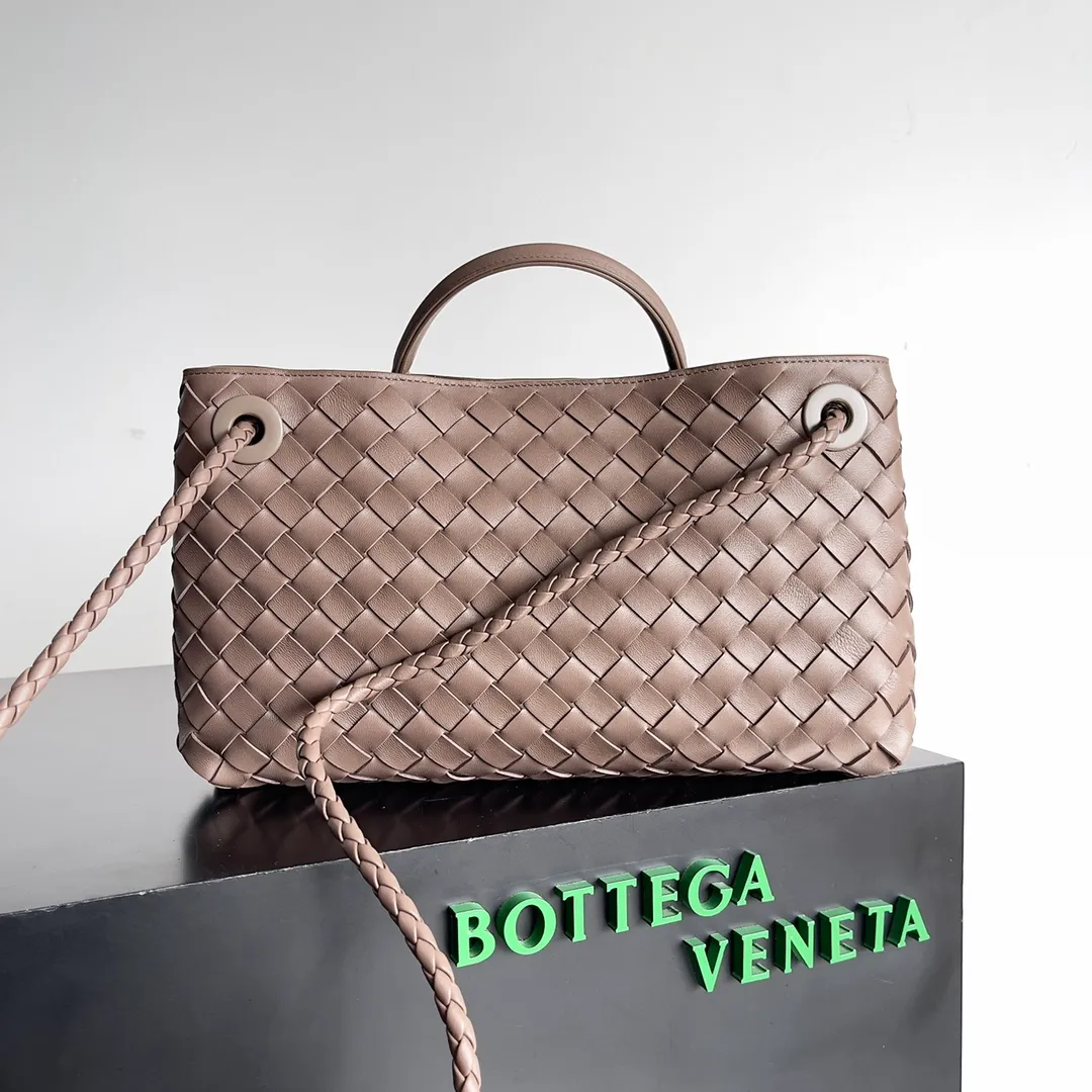 BV 1960 BV Lin Xinru, Ken Dou, Zhou Yutong, Zhu Zhu and other similar models, Andiamo Italian Let'go's new horizontal version design is more refined and elegant. The horizontal version presents a light and fashionable feeling that is more suitable for the body shape of Asian girls. The actual upper body is really awesome! Practicality and elegance coexist! 🉑️Carry it by hand, shoulder or crossbody, the law of true fragrance🥳 Style number: 754990 Size: 29*10*18